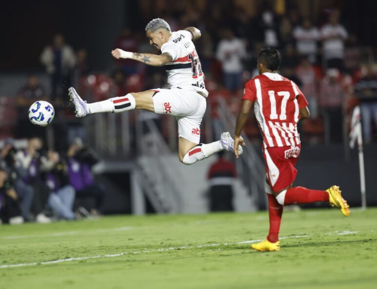 São Paulo vence o Náutico de virada e larga na frente na Copa do Brasil