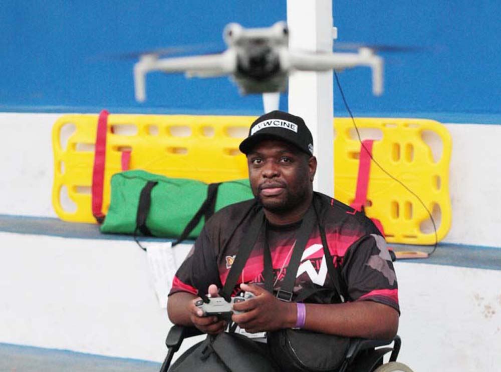 Vitor no comando: com o drone no céu e o olhar firme, ele transforma desafios em inclusão e inspiração