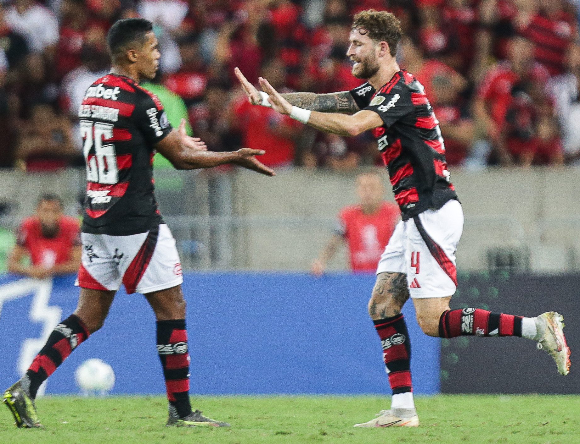 Flamengo vence e garante vaga nas oitavas da Libertadores