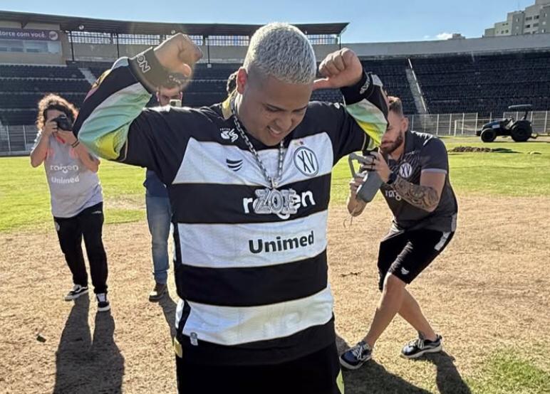 Após polêmica, MC Ryan SP pede desculpas ao XV de Piracicaba, acerta pagamento por danos e recebe camisa do clube