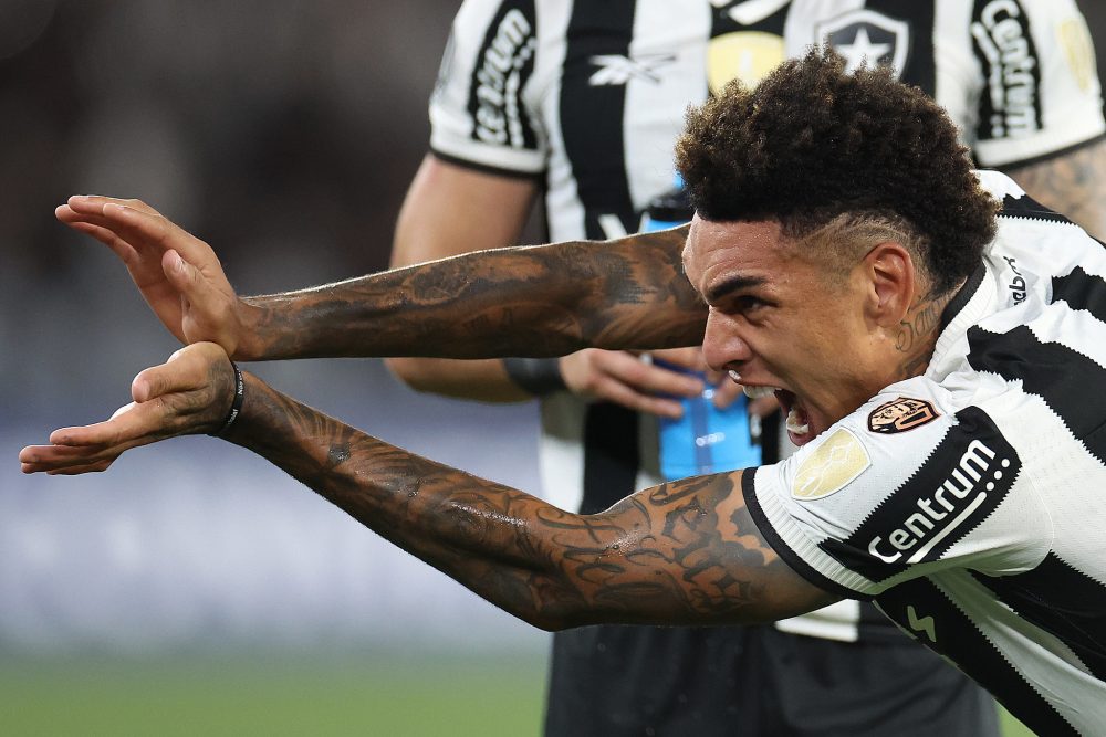 Botafogo vence o Estudiantes em jogo eletrizante e segue vivo na Libertadores