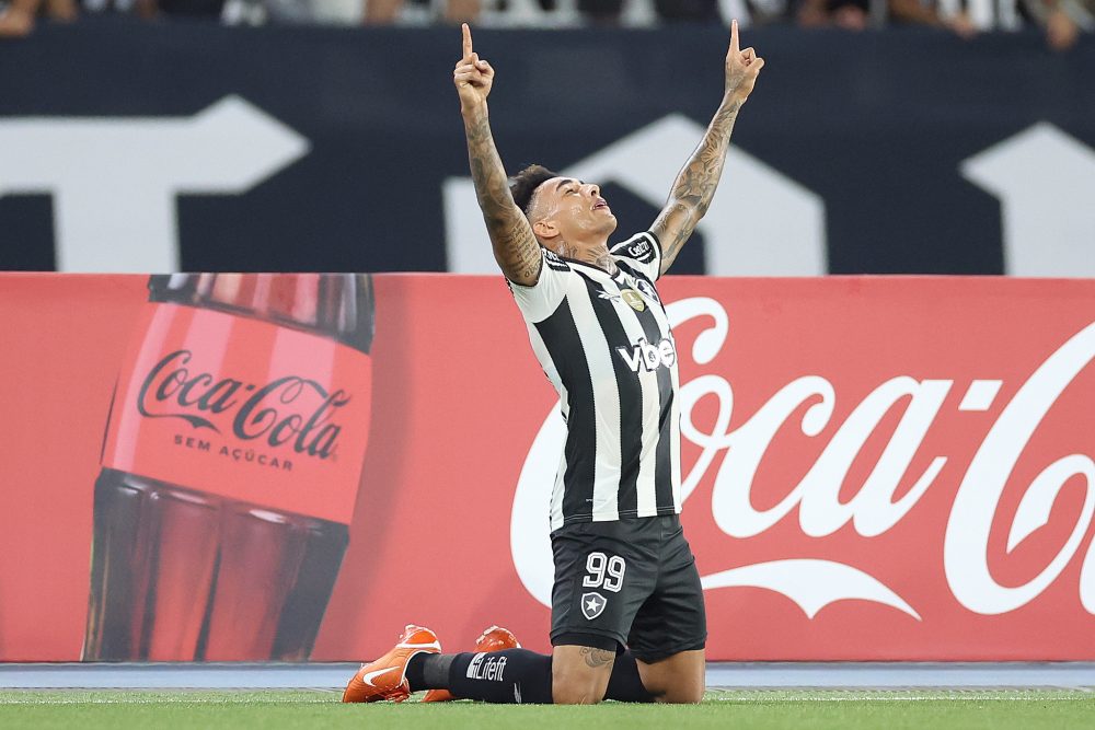 Botafogo vence Universidad de Chile e avança às oitavas da Libertadores com presença de Carlo Ancelotti no Nilton Santos