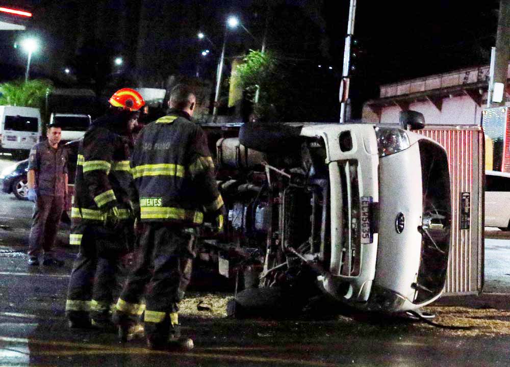 Grave acidente interdita trecho da antiga BR-116 em Taboão da Serra nesta sexta-feira (23)