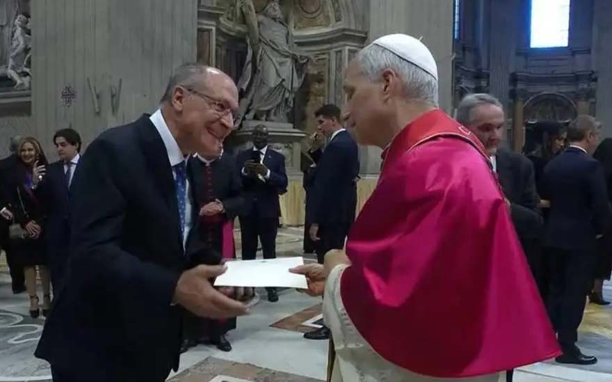Alckmin entrega convite ao novo Papa para participar da COP30 em Belém
