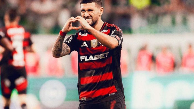 Flamengo derruba o líder Palmeiras no Allianz e cola na ponta do Brasileirão