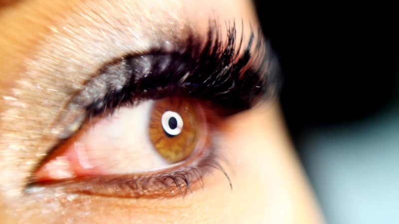 Cílios: vaidade, cuidados e o que você precisa saber antes de investir no alongamento