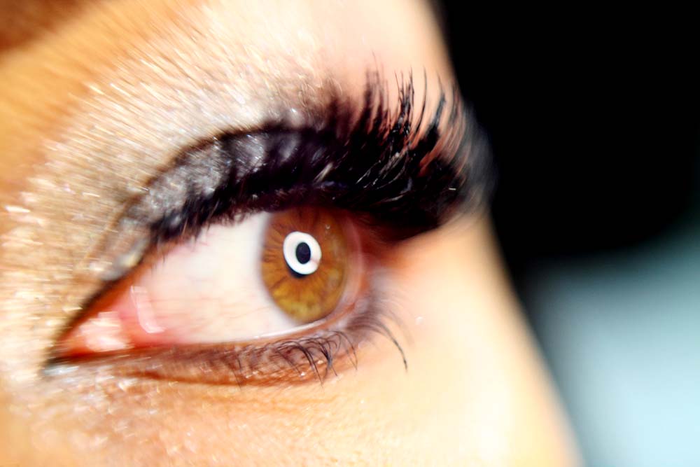 Cílios: vaidade, cuidados e o que você precisa saber antes de investir no alongamento