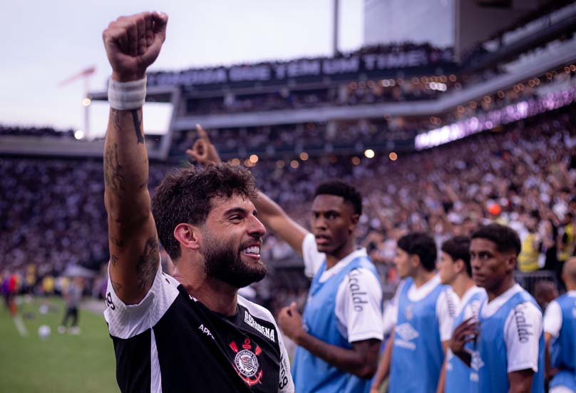 Corinthians vence o Santos na Neo Química Arena e se aproxima do G6 do Brasileirão