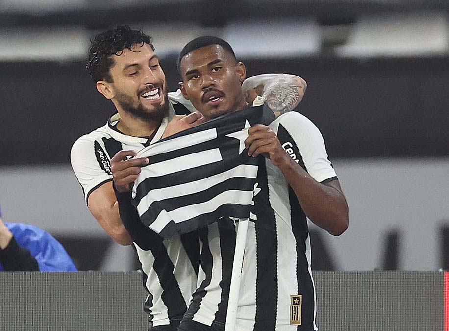 Botafogo goleia o Internacional por 4 a 0 no Nilton Santos e empolga a torcida no Brasileirão
