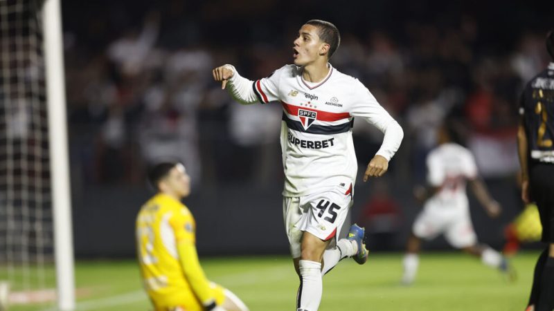 Joia de 17 anos, Luca entra, marca e garante São Paulo nas oitavas da Libertadores