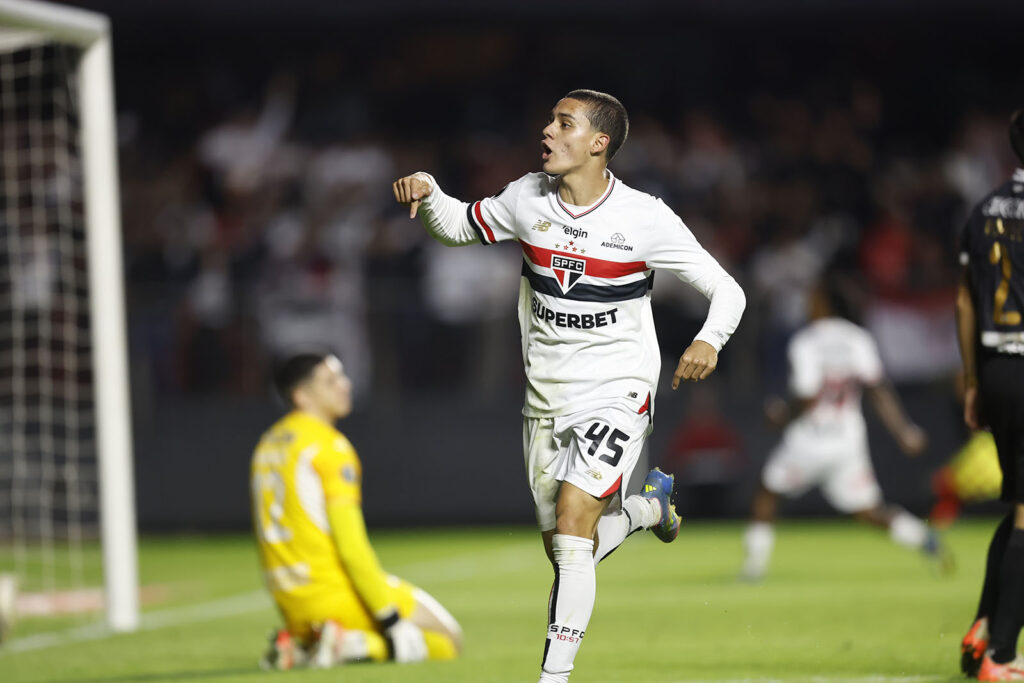 Joia de 17 anos, Luca entra, marca e garante São Paulo nas oitavas da Libertadores