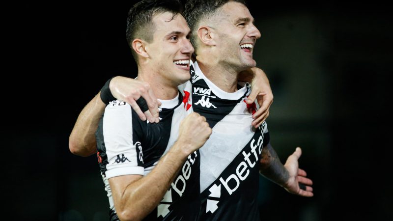 Vasco goleia o Fortaleza por 3 a 0 e respira no Brasileirão