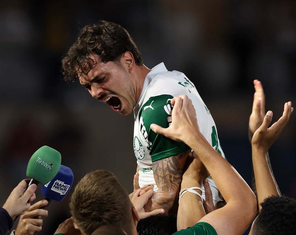 Palmeiras vira sobre o Red Bull Bragantino e segue na liderança do Brasileirão
