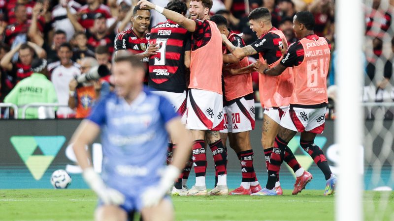 Flamengo atropela Fortaleza por 5 a 0 no Maracanã e reassume a liderança do Brasileirão