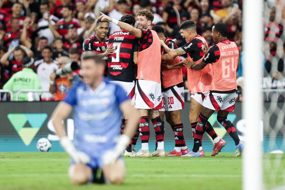 Flamengo atropela Fortaleza por 5 a 0 no Maracanã e reassume a liderança do Brasileirão