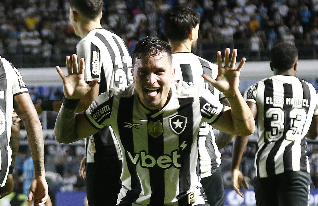Botafogo vence Santos na Vila Belmiro e complica situação do Peixe no Brasileirão