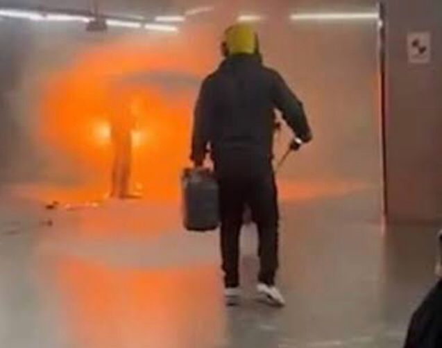 Homem ateia fogo no próprio corpo dentro do metrô de São Paulo