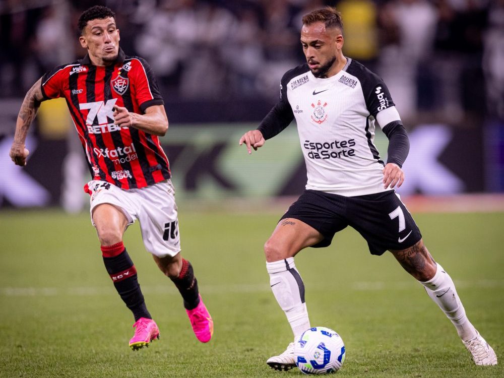 Corinthians e Vitória empatam sem gols na Neo Química Arena e seguem pressionados no Brasileirão