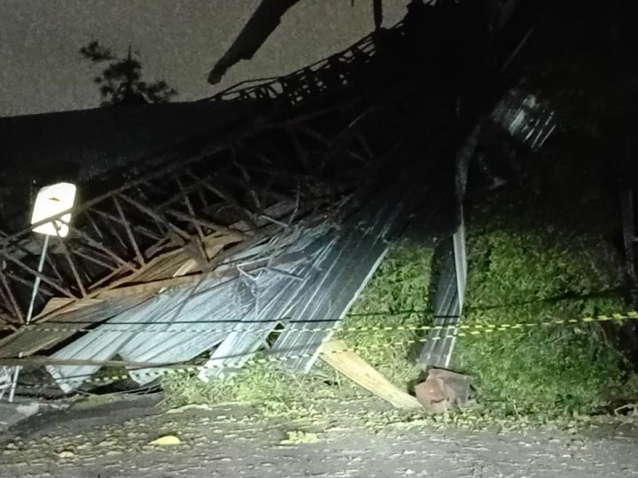Temporal causa estragos em Osasco: telhado de galpão é arrancado em Rochdale