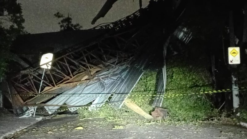 Temporal causa estragos em Osasco: telhado de galpão é arrancado em Rochdale