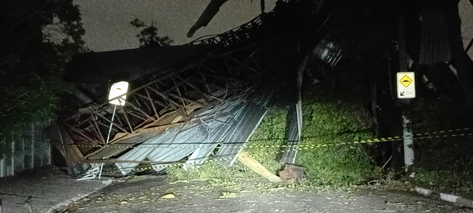 Temporal causa estragos em Osasco: telhado de galpão é arrancado em Rochdale