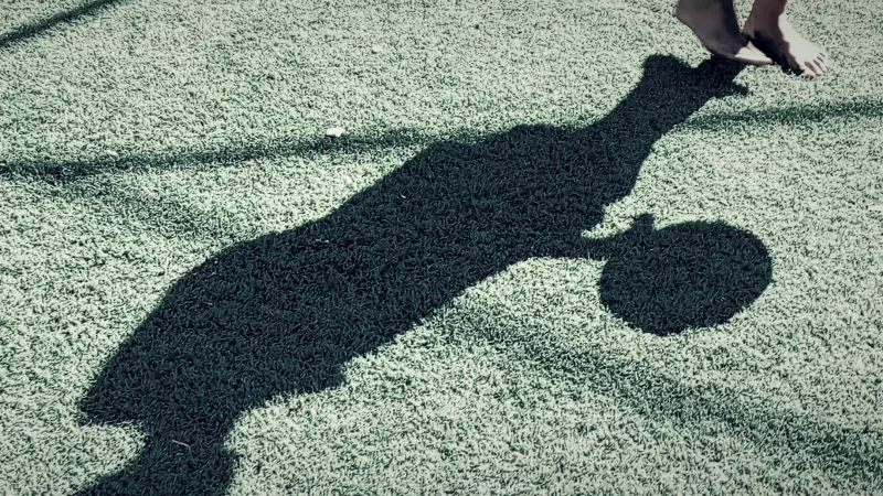 Entre Sonhos e Latinhas o Futebol pra ele é o Caminho
